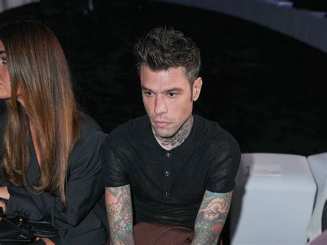 Il cellulare, gli sms, i no comment: Fedez (solo) alla sfilata di 